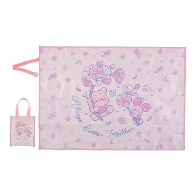 Pink leisure sheet showing Pooh and Piglet with sakura motifs, displayed next to its matching carrying bag.