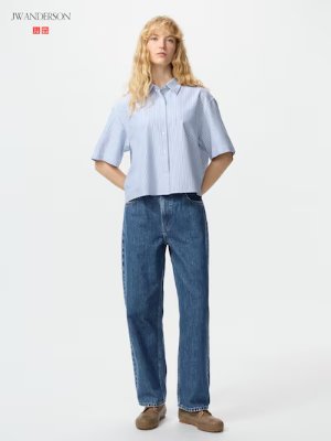 Full-length photo of a model wearing the baggy women's jeans.