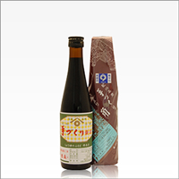 A bottle of 湯浅手づくり醤油 (0.9L) soy sauce shown with its wrapped package beside it.