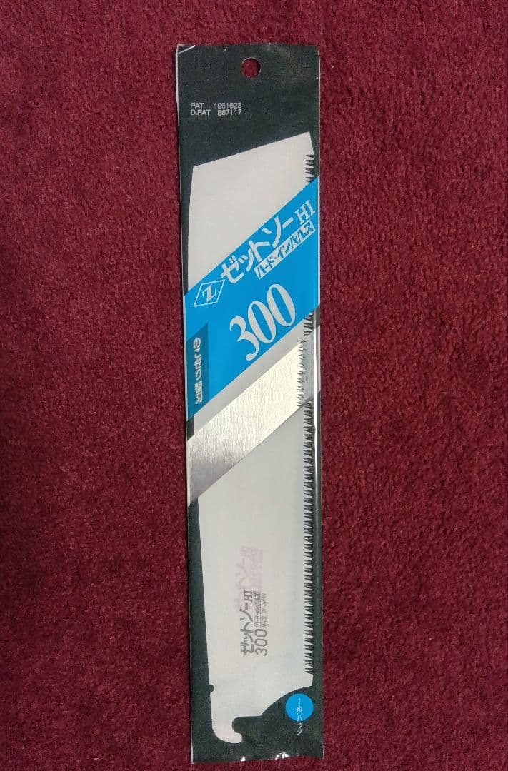 Front view of the packaged ゼットソーHI 300 replacement blade showing the blade teeth and a blue "300" label.