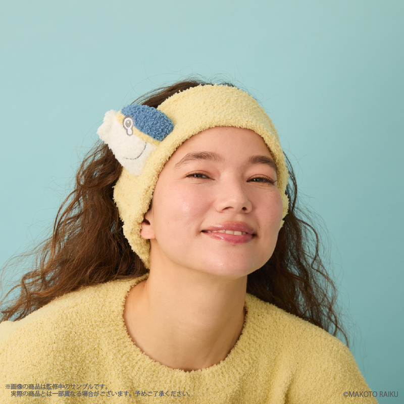 Person wearing a pale yellow fluffy Gash (金色のガッシュ) hair band with a character decoration on the side.
